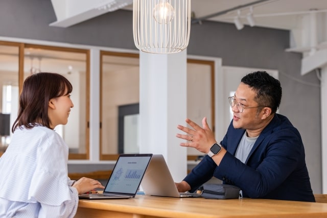 女性の相談相手になっている男性