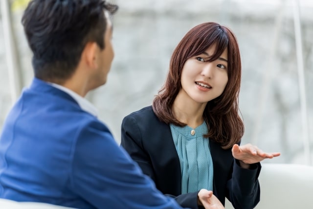 サバサバした女性と向き合って会話している男性